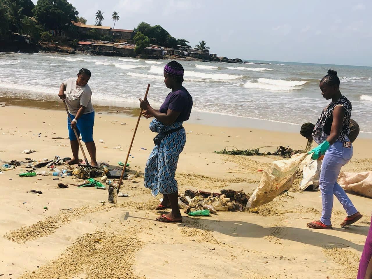 Cover Image for Battling plastic waste on Freetown’s beaches 