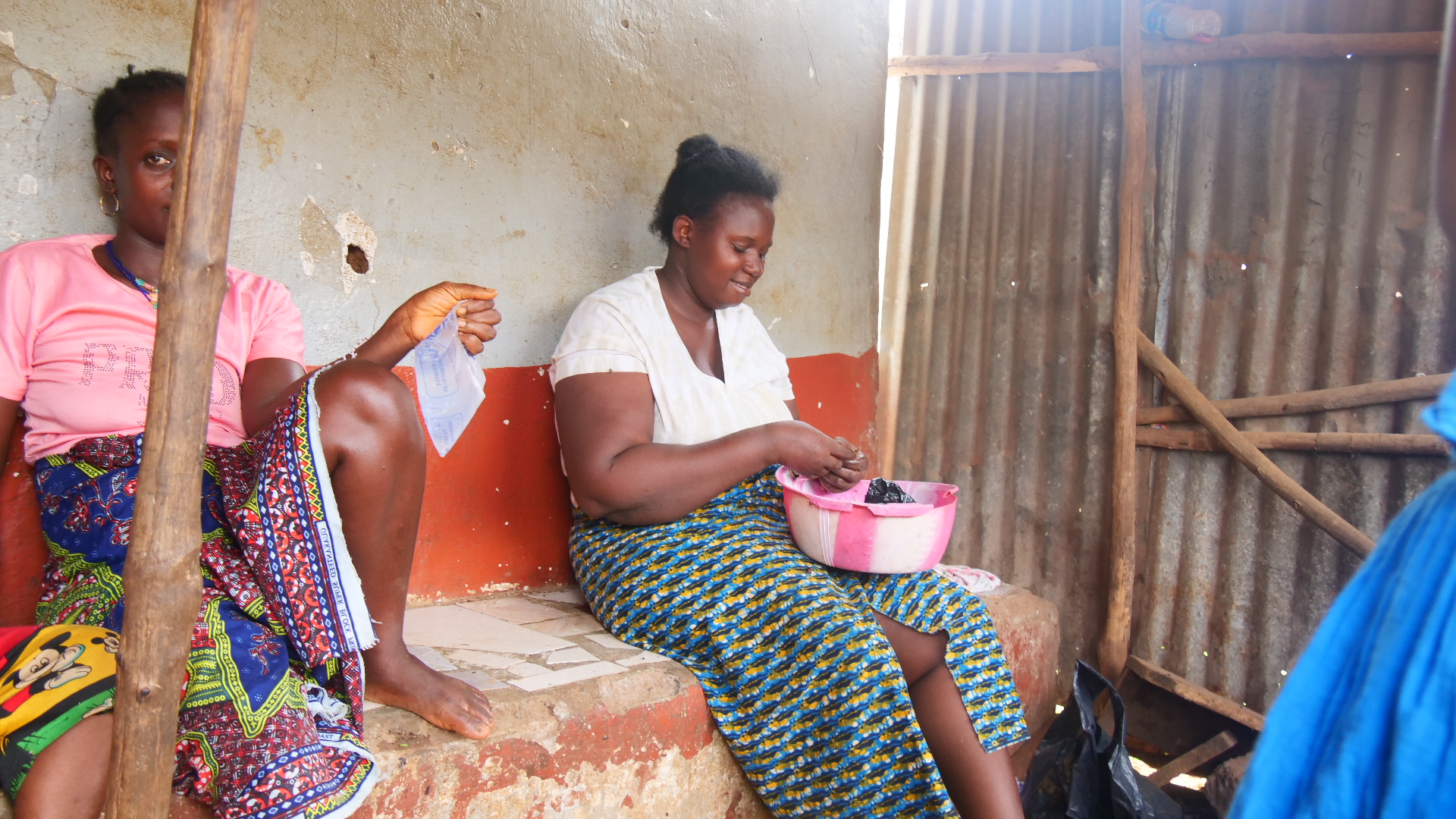 Hawa Koroma preparing spends Nle 300 weekly on water. Photo Credit: Kemo Cham/Engage Salone